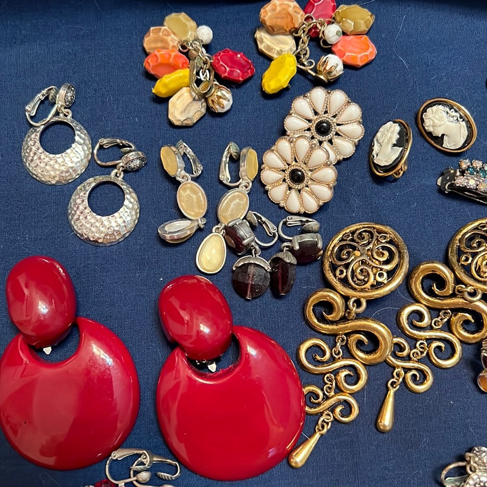 These are all clip earrings most are small as u can see! Only top one broken!